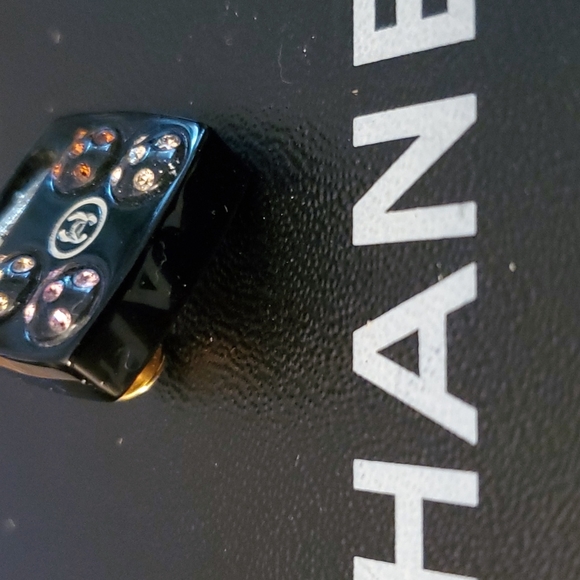 Vintage Chanel "Eye Shadow Make Up Pallette" Pin (authentic) - Picture 3 of 6